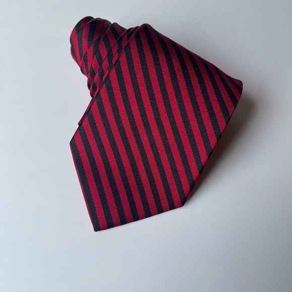 Brooks Brothers Red and Black Diagonal Striped Tie - Picture 1 of 6